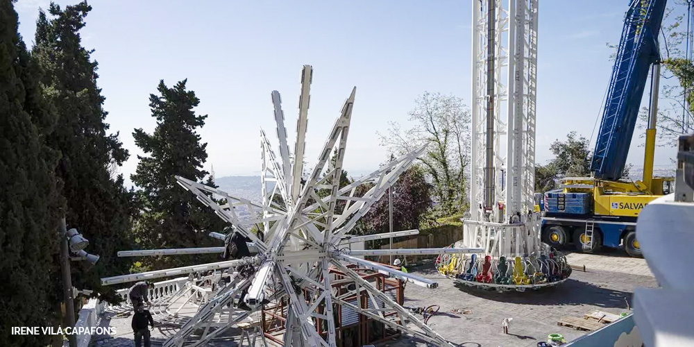 Avances de construcción para la caida libre en Tibidabo de Barcelona.