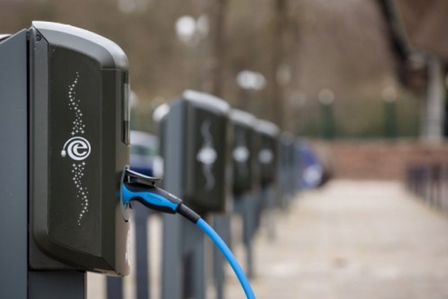 Efteling genera estaciones electricas para los autos de sus visitantes